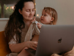 How Websites and Business Cards Can Help Stay-At-Home Moms Succeed at Starting a Company